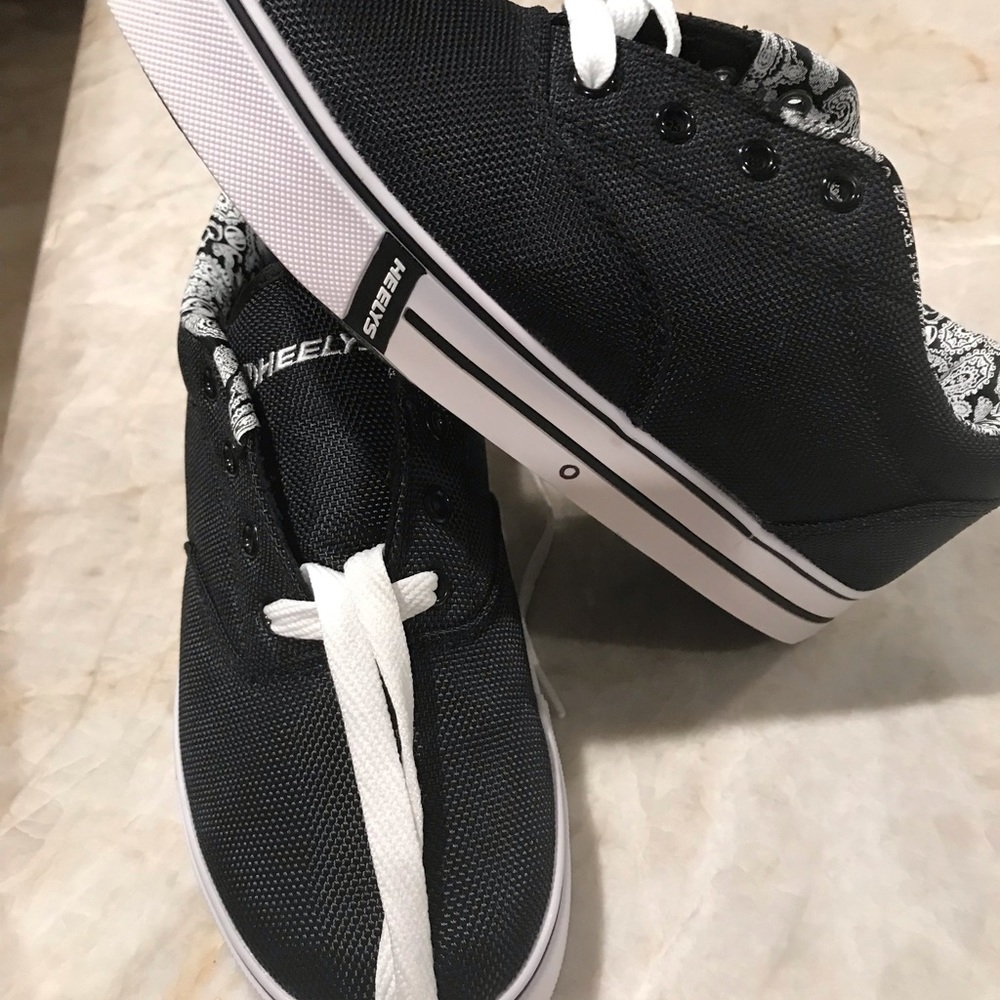 Heelys Launch Skate Shoes Black and White Paisley Lined 770550H. Unisex